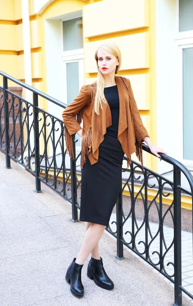 Young girl posing on city street — Stock Photo, Image