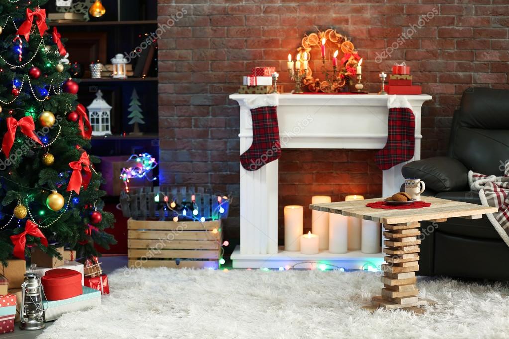 Open haard met prachtige kerstversiering in comfortabele woonkamer ... Open haard met prachtige kerstversiering in comfortabele woonkamer ...