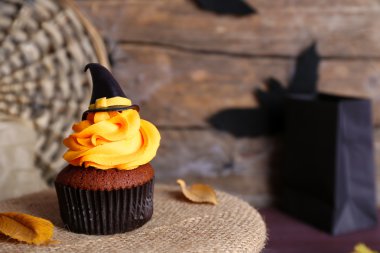 Cadılar Bayramı cupcake tablo portre üzerinde