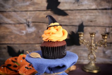 Cadılar Bayramı cupcake ve ahşap duvar zemin üzerine masada bisküvi