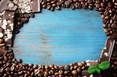 Siyah çikolata parçaları ile fındık ve renk ahşap arka plan üzerinde kahve taneleri