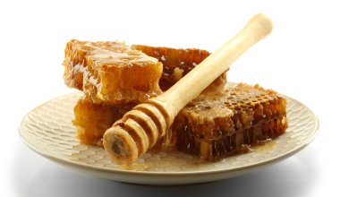 Peteğin beyaz izole plaka üzerinde