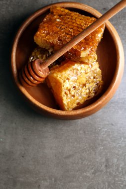 Peteğin gri arka plan üzerinde plaka üzerinde