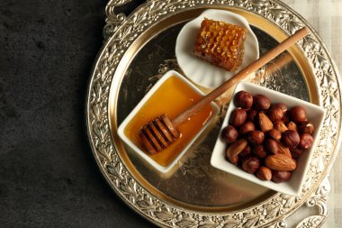 Cam Kavanoz ve bal ve fındık gri arka plan üzerine bir kase