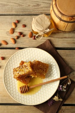 Peteğin ahşap arka plan üzerinde plaka üzerinde