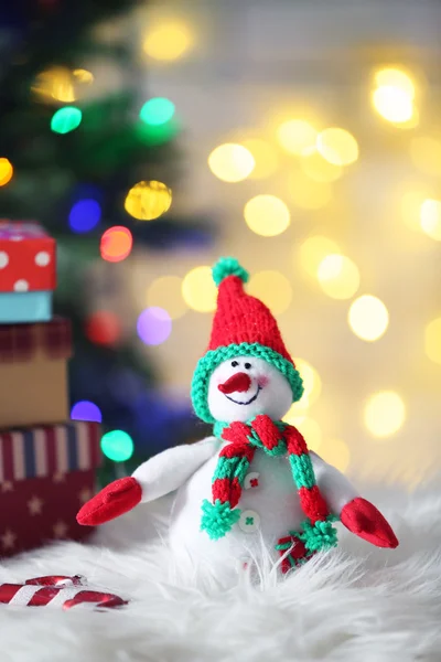 Lindo muñeco de nieve en fondo de Navidad —  Fotos de Stock