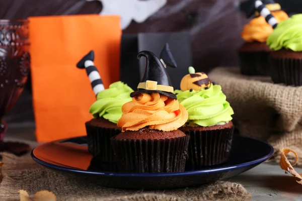 Pastelitos de Halloween en plato sobre la mesa —  Fotos de Stock