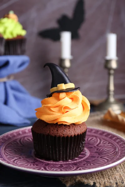 Pastelito de Halloween en plato sobre la mesa —  Fotos de Stock