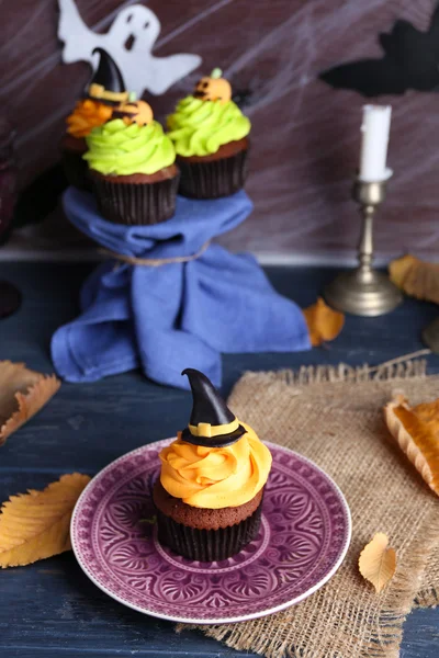 Pastelito de Halloween en plato sobre la mesa —  Fotos de Stock