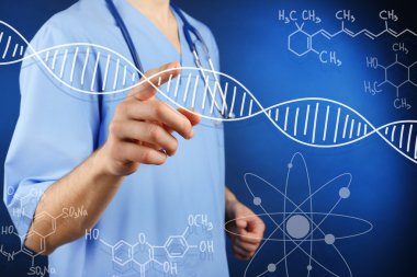 DNA molekülü ile çalışan doktor