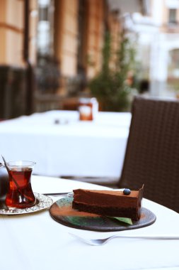 Fincan çay ve pasta Cafe bir tablo