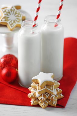 Noel kurabiye ve süt ile güzel kompozisyon