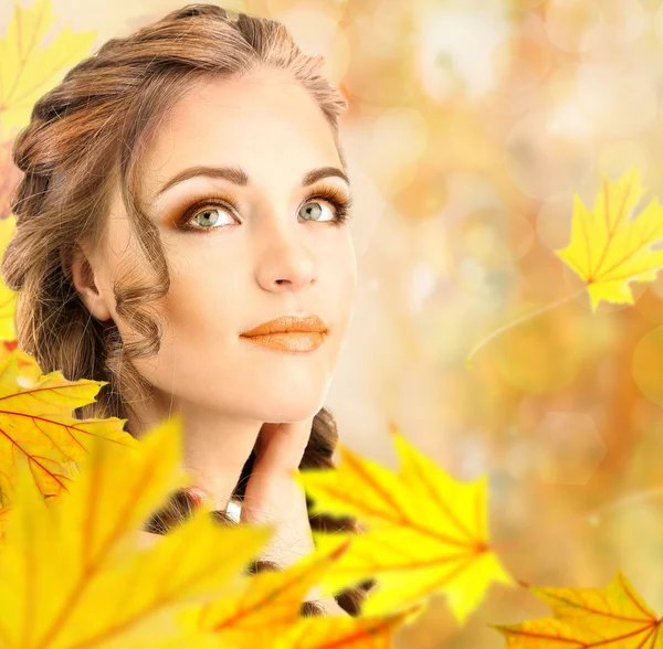 Jesienny kobieta moda piękny portret — Zdjęcie stockowe