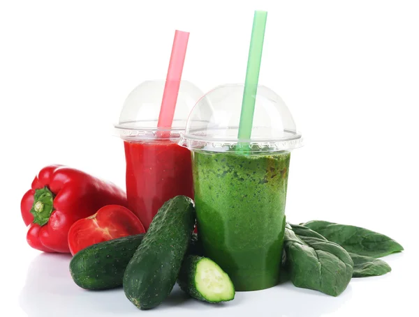 Jugos de verduras frescas en vasos de plástico aislados en blanco —  Fotos de Stock