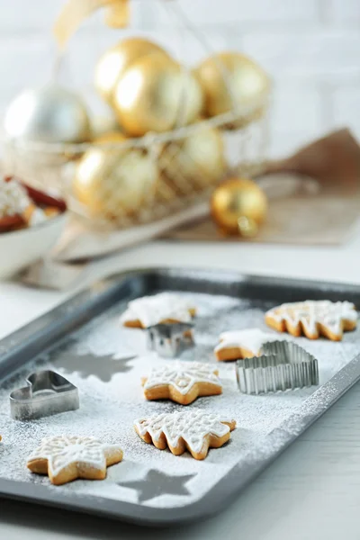 Belos biscoitos de Natal na bandeja do forno, close-up — Fotografia de Stock