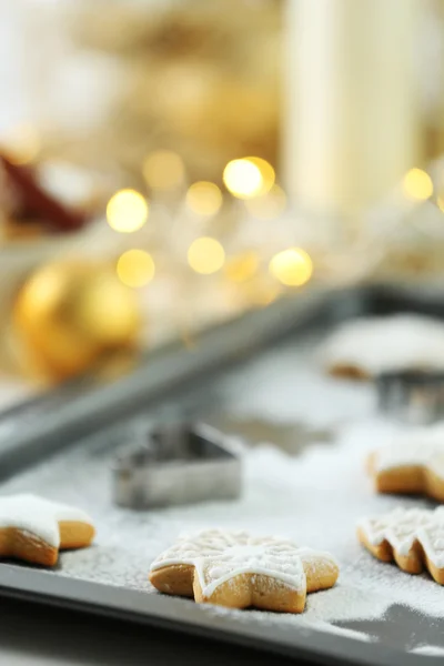 Krásné vánoční cukroví na plech trouby, zblízka — Stock fotografie