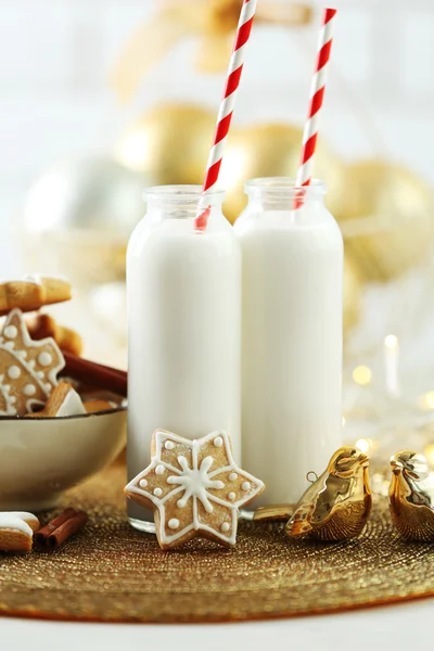 Hermosa composición con galletas de Navidad y leche —  Fotos de Stock