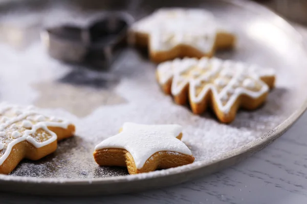 Beaux biscuits de Noël sur plateau-four, gros plan — Photo