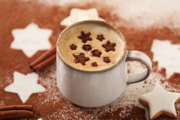 Vackra sammansättning med kopp cappuccino och julkakor — Stockfoto