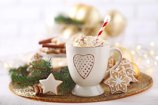 Hermosa composición con taza de capuchino y galletas de Navidad — Foto de Stock