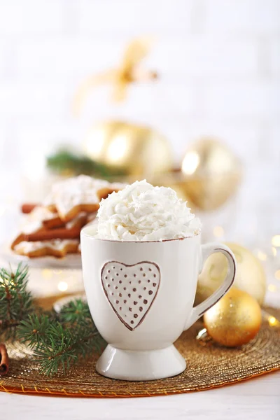 Vackra sammansättning med kopp cappuccino och julkakor — Stockfoto