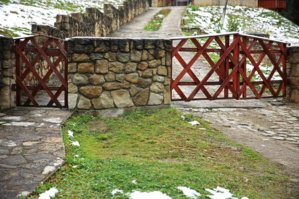 Clôture près de l'hôtel en montagne — Photo