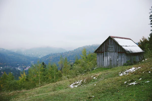 Edifício velho em montanhas — Fotografia de Stock