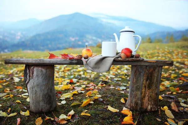 Vecchia panca in legno con teiera — Foto Stock