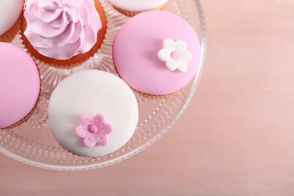 Gustoso cupcake sul palco, primo piano — Foto Stock