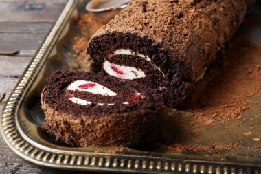 Çikolatalı rulo krem ve çilek ile