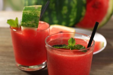 Karpuz suyu ahşap masa, closeup üzerinde gözlük