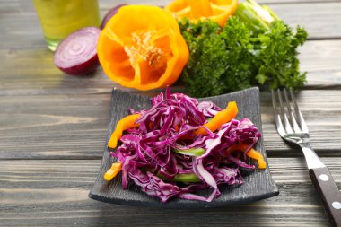 kırmızı lahana salatası  