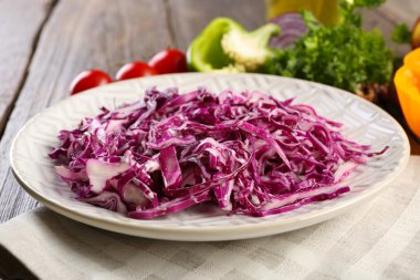 kırmızı lahana salatası  