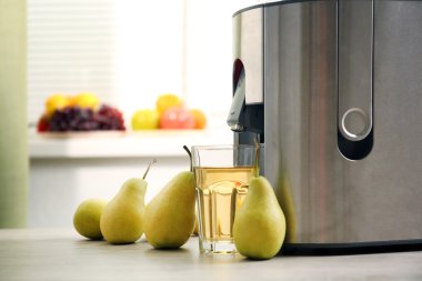 Meyve sıkacağı ve armut suyu