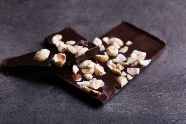 Arka plan üzerinde çikolata parçaları