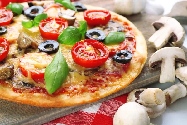 Skivor av läcker pizza med grönsaker — Stockfoto