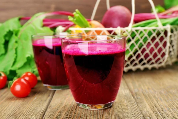 Bicchieri di succo di barbabietola con verdure — Foto Stock