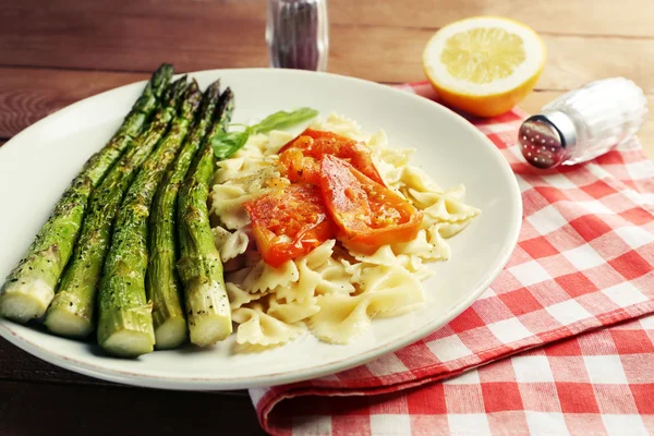 Roasted asparagus and tasty pasta — Stock Photo, Image
