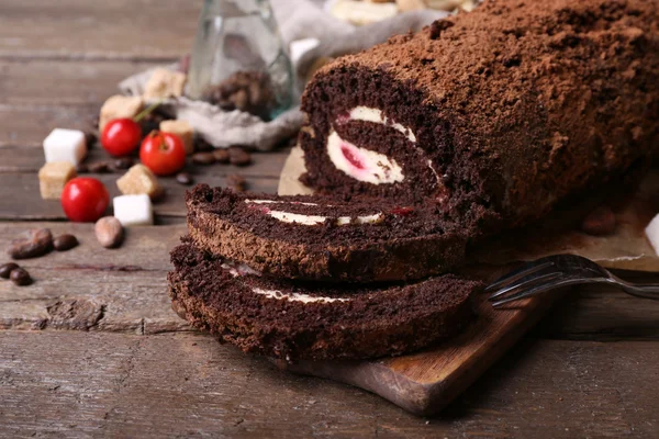 Rouleau de chocolat à la crème et aux baies — Photo