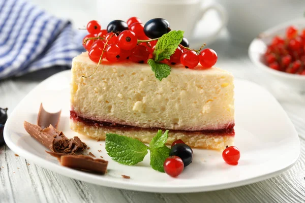 Delicioso pastel de queso con bayas —  Fotos de Stock