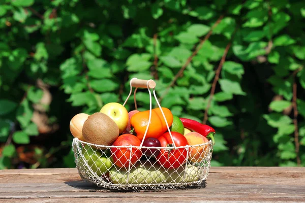 Hoop van verse groenten en fruit — Stockfoto