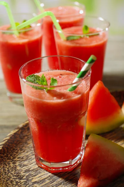 Glasögon av vattenmelon juice på träbord, närbild — Stockfoto