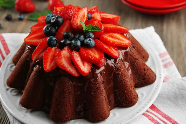 Pyszne ciasto czekoladowe z jagodami — Zdjęcie stockowe