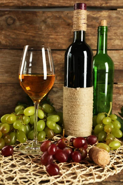 Виноград с бутылкой вина — стоковое фото