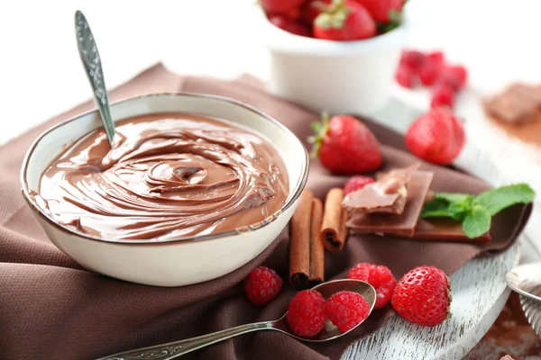 Chocolate cream and raspberries — Stock Photo, Image