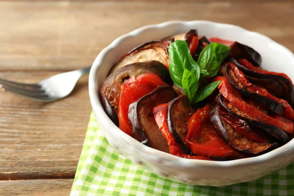 Ratatouille na tigela na mesa — Fotografia de Stock