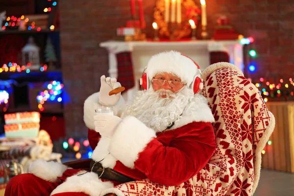 Noel Baba ile kulaklıklar oturan — Stok fotoğraf