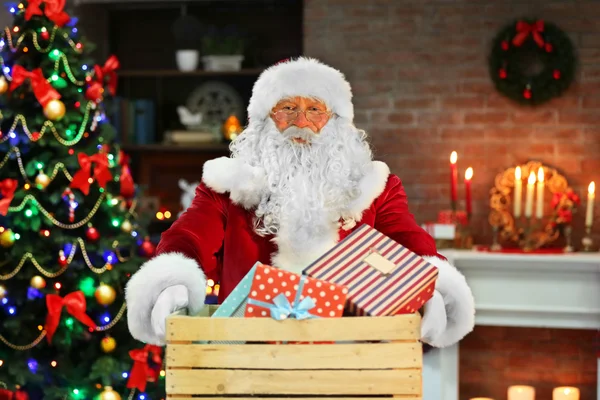 Santa anläggning gåva — Stockfoto