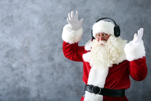 Papai Noel com auscultadores — Fotografia de Stock