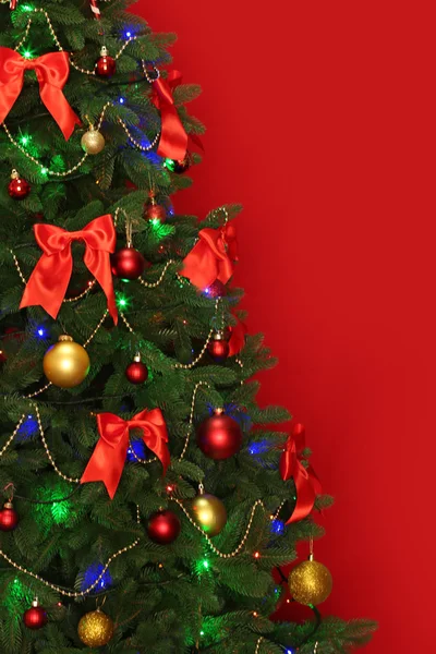 Wazig kerstboom op rode achtergrond — Stockfoto